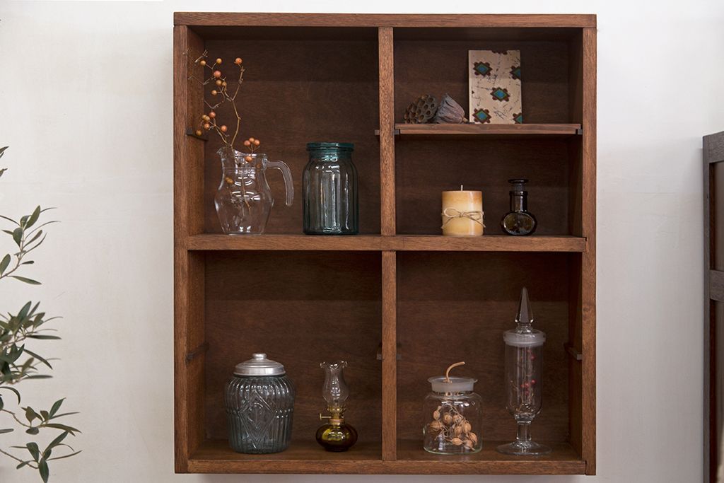 アンティーク家具　アンティーク　シンプルでナチュラルな縦型の壁掛けマス目飾り棚(3)