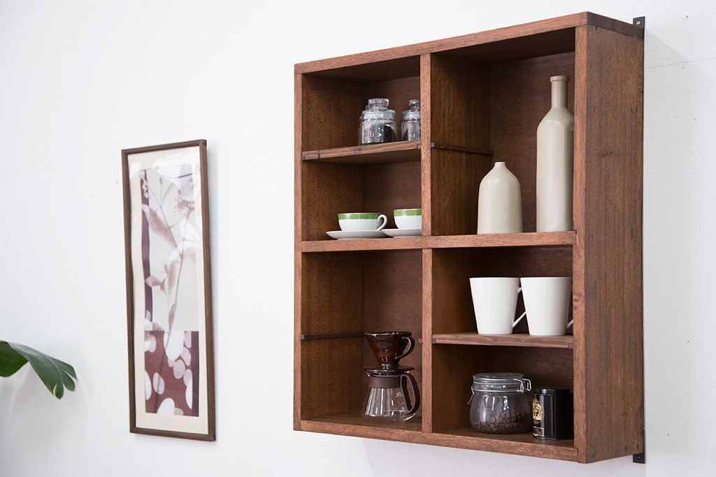 アンティーク家具　アンティーク　シンプルでナチュラルな縦型の壁掛けマス目飾り棚(3)