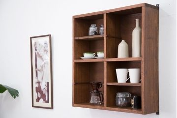 アンティーク家具　アンティーク　シンプルでナチュラルな縦型の壁掛けマス目飾り棚(3)