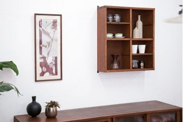 アンティーク家具　アンティーク　シンプルでナチュラルな縦型の壁掛けマス目飾り棚(3)