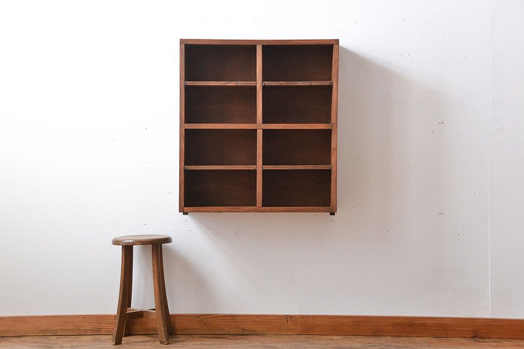 アンティーク家具　アンティーク　シンプルでナチュラルな縦型の壁掛けマス目飾り棚(3)