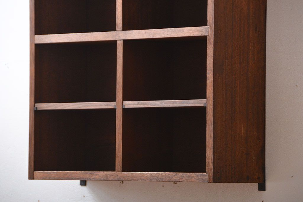 アンティーク家具　アンティーク　シンプルでナチュラルな縦型の壁掛けマス目飾り棚(3)