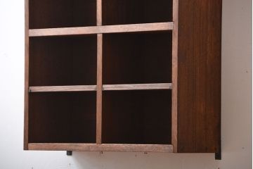 アンティーク家具　アンティーク　シンプルでナチュラルな縦型の壁掛けマス目飾り棚(3)