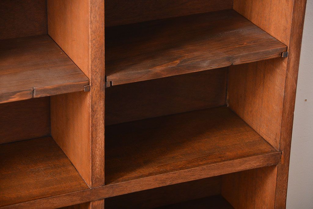 アンティーク家具　アンティーク　シンプルでナチュラルな縦型の壁掛けマス目飾り棚(3)