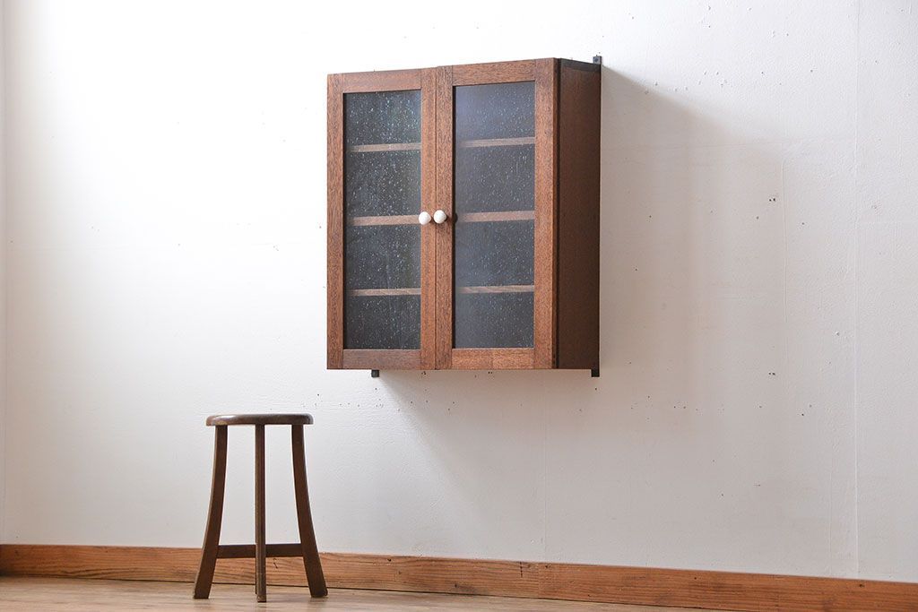 アンティーク家具　アンティーク　気泡ガラス入り!シンプルでナチュラルな縦型の壁掛け戸棚(1)