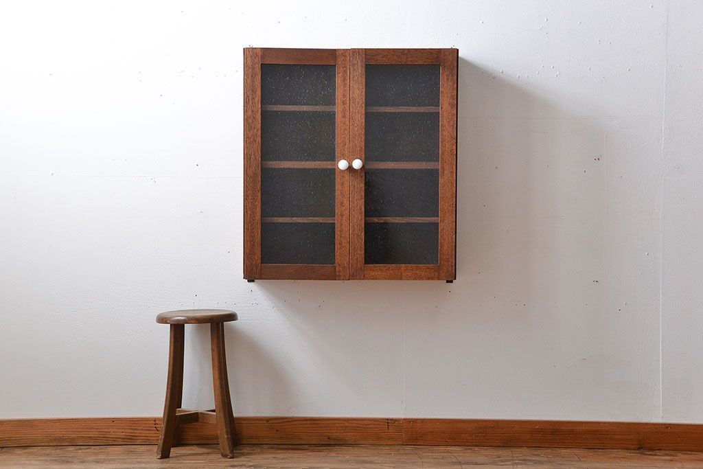 アンティーク家具　アンティーク　気泡ガラス入り!シンプルでナチュラルな縦型の壁掛け戸棚(1)