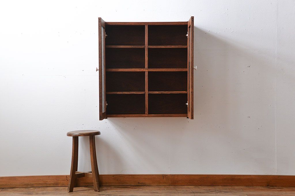 アンティーク家具　アンティーク　気泡ガラス入り!シンプルでナチュラルな縦型の壁掛け戸棚(1)