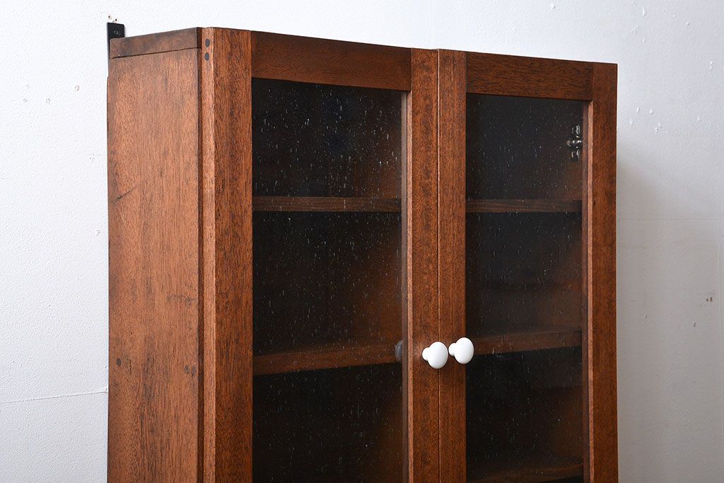 アンティーク家具　アンティーク　気泡ガラス入り!シンプルでナチュラルな縦型の壁掛け戸棚(1)