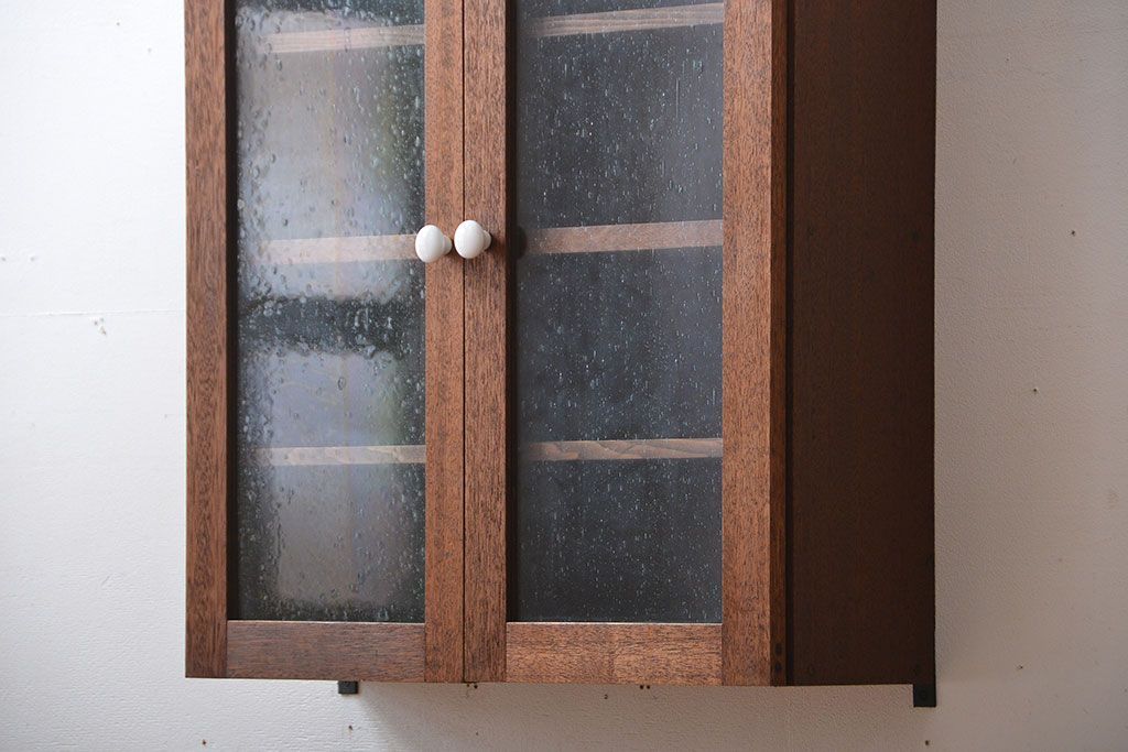 アンティーク家具　アンティーク　気泡ガラス入り!シンプルでナチュラルな縦型の壁掛け戸棚(1)