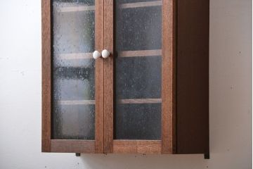 アンティーク家具　アンティーク　気泡ガラス入り!シンプルでナチュラルな縦型の壁掛け戸棚(1)