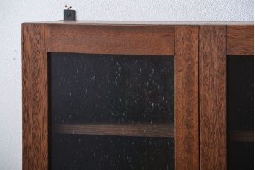 アンティーク家具　アンティーク　気泡ガラス入り!シンプルでナチュラルな縦型の壁掛け戸棚(1)