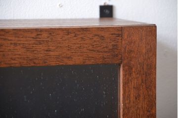 アンティーク家具　アンティーク　気泡ガラス入り!シンプルでナチュラルな縦型の壁掛け戸棚(1)