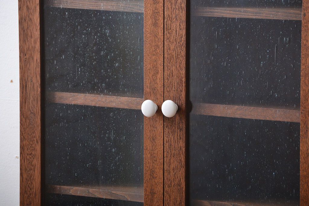 アンティーク家具　アンティーク　気泡ガラス入り!シンプルでナチュラルな縦型の壁掛け戸棚(1)