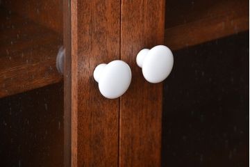 アンティーク家具　アンティーク　気泡ガラス入り!シンプルでナチュラルな縦型の壁掛け戸棚(1)