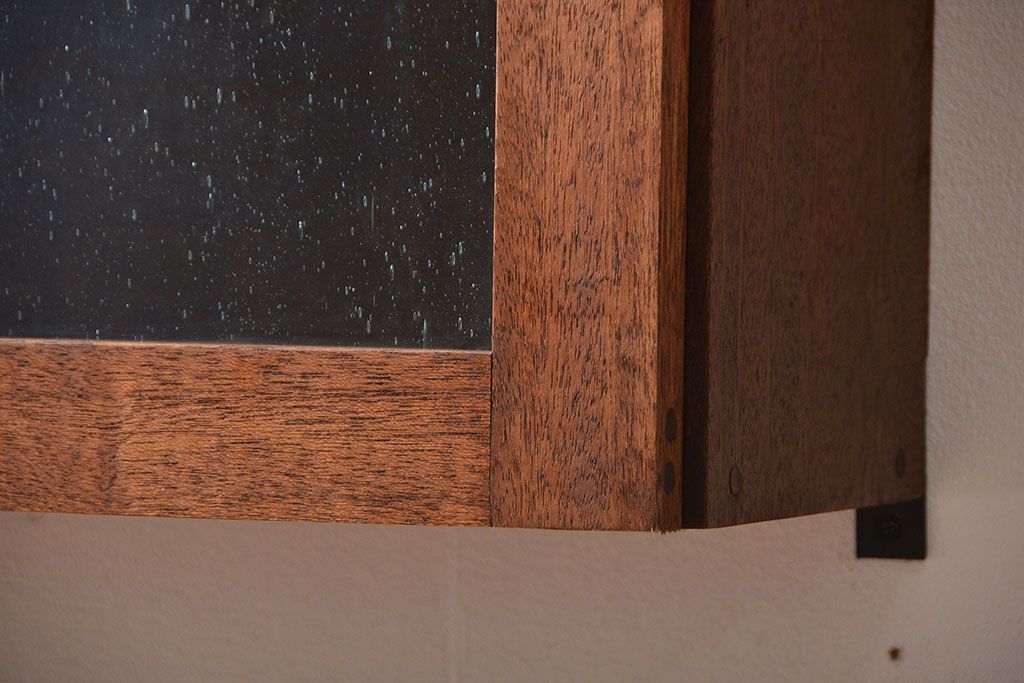 アンティーク家具　アンティーク　気泡ガラス入り!シンプルでナチュラルな縦型の壁掛け戸棚(1)