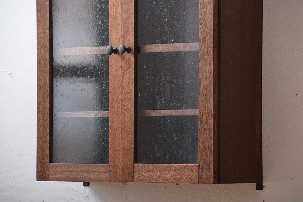 アンティーク家具　アンティーク　気泡ガラス入り!シンプルでナチュラルな縦型の壁掛け戸棚(3)