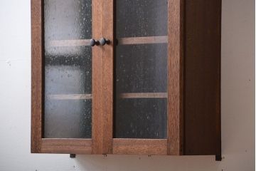 アンティーク家具　アンティーク　気泡ガラス入り!シンプルでナチュラルな縦型の壁掛け戸棚(3)