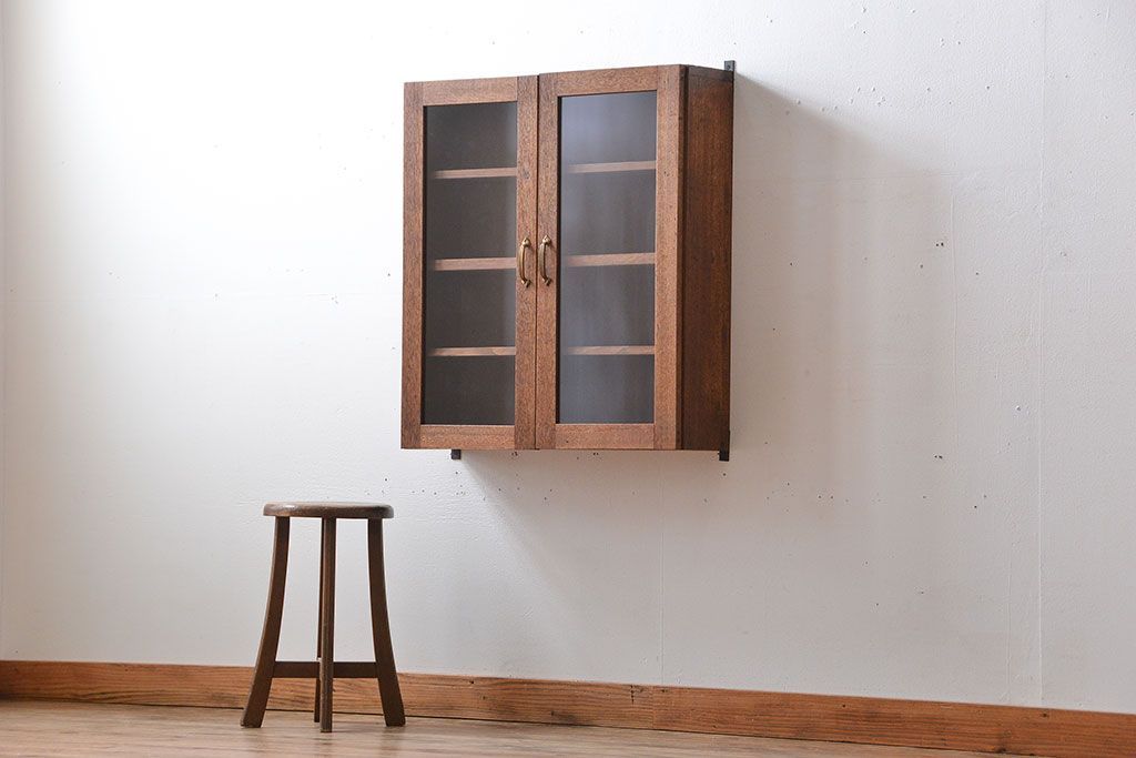 アンティーク家具　アンティーク　シンプルでナチュラルな縦型の壁掛け戸棚(1)