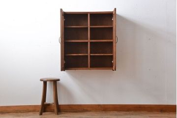 アンティーク家具　アンティーク　シンプルでナチュラルな縦型の壁掛け戸棚(1)