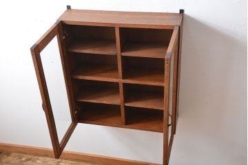 アンティーク家具　アンティーク　シンプルでナチュラルな縦型の壁掛け戸棚(1)