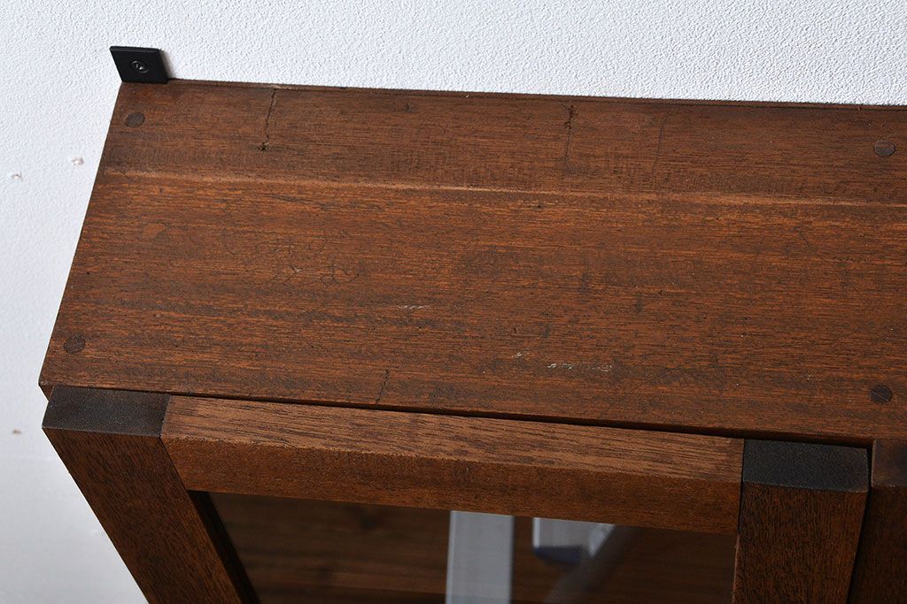 アンティーク家具　アンティーク　シンプルでナチュラルな縦型の壁掛け戸棚(1)