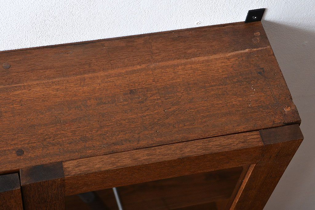 アンティーク家具　アンティーク　シンプルでナチュラルな縦型の壁掛け戸棚(1)