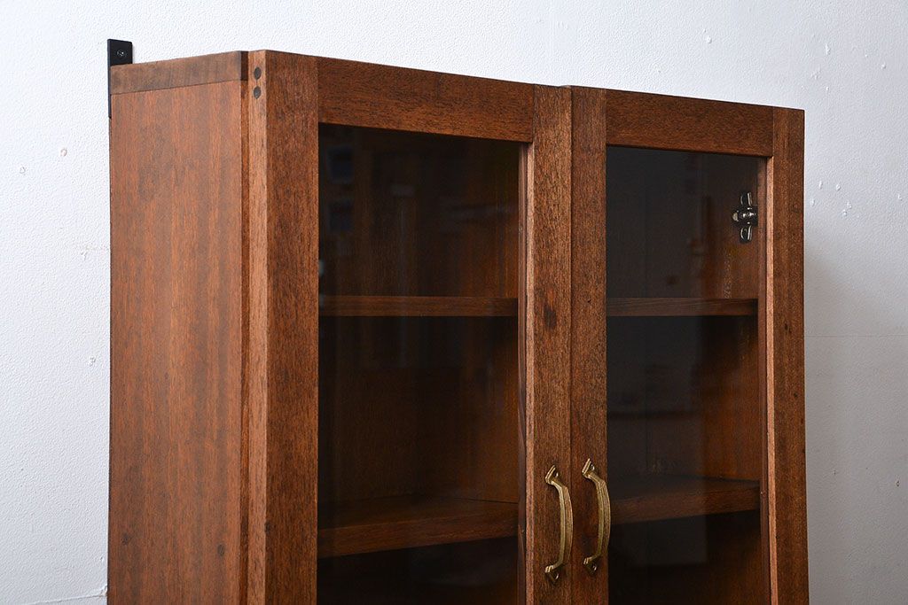 アンティーク家具　アンティーク　シンプルでナチュラルな縦型の壁掛け戸棚(1)