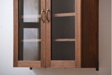 アンティーク家具　アンティーク　シンプルでナチュラルな縦型の壁掛け戸棚(1)