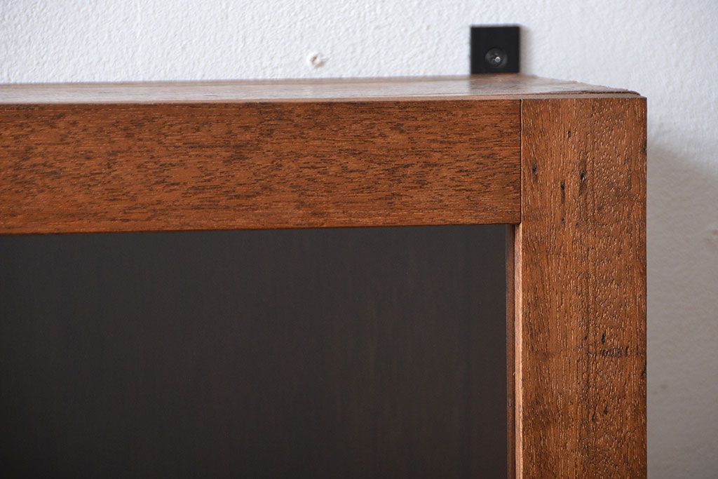 アンティーク家具　アンティーク　シンプルでナチュラルな縦型の壁掛け戸棚(1)