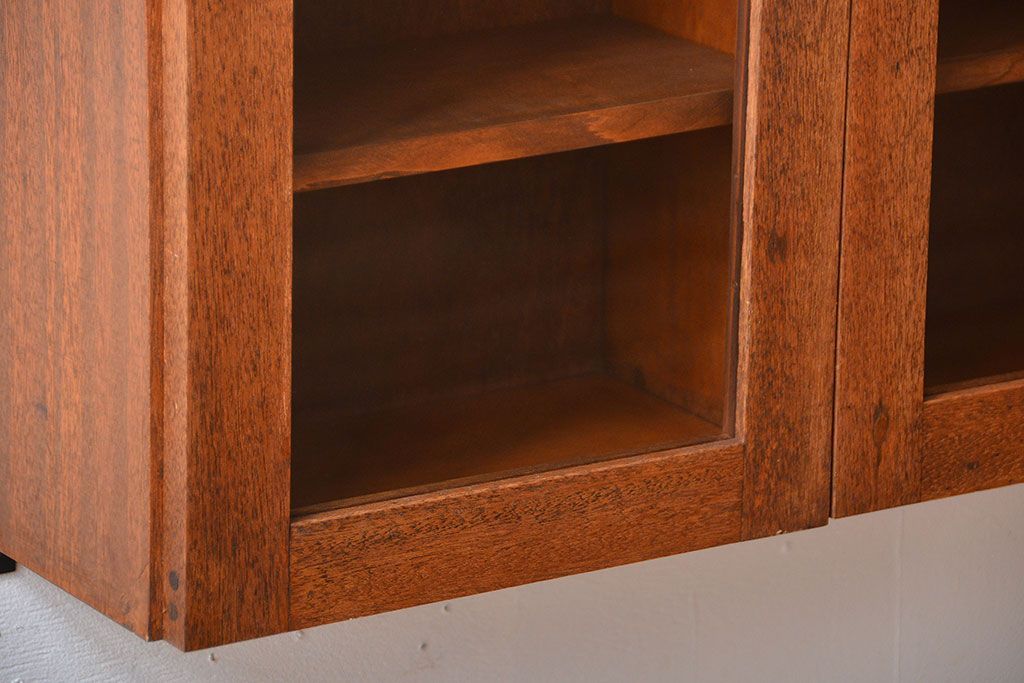 アンティーク家具　アンティーク　シンプルでナチュラルな縦型の壁掛け戸棚(1)