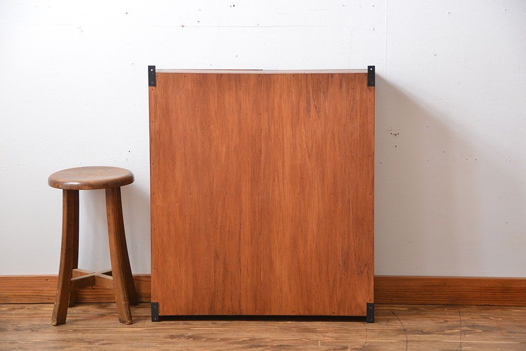 アンティーク家具　アンティーク　シンプルでナチュラルな縦型の壁掛け戸棚(1)