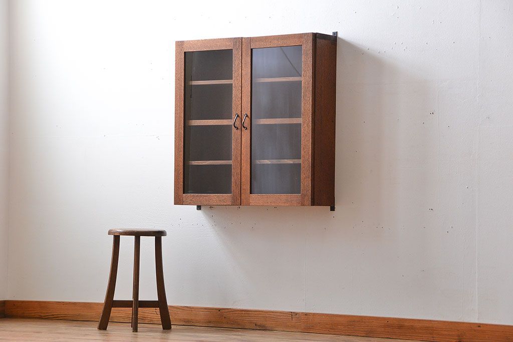 アンティーク家具　アンティーク　シンプルでナチュラルな縦型の壁掛け戸棚(2)