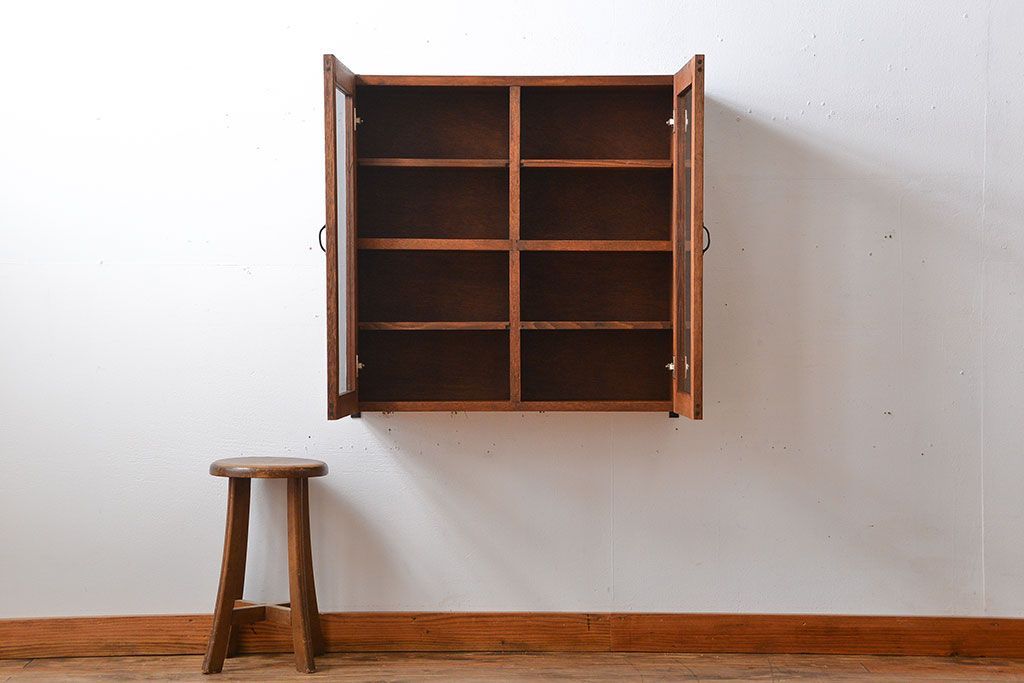 アンティーク家具　アンティーク　シンプルでナチュラルな縦型の壁掛け戸棚(2)