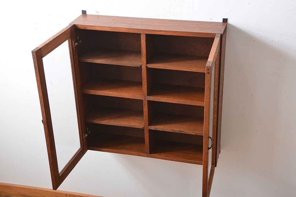 アンティーク家具　アンティーク　シンプルでナチュラルな縦型の壁掛け戸棚(2)