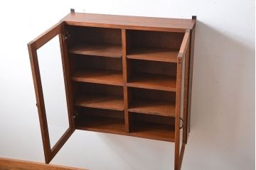 アンティーク家具　アンティーク　シンプルでナチュラルな縦型の壁掛け戸棚(2)