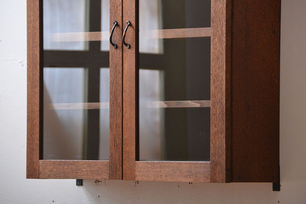 アンティーク家具　アンティーク　シンプルでナチュラルな縦型の壁掛け戸棚(2)