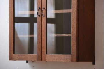 アンティーク家具　アンティーク　シンプルでナチュラルな縦型の壁掛け戸棚(2)