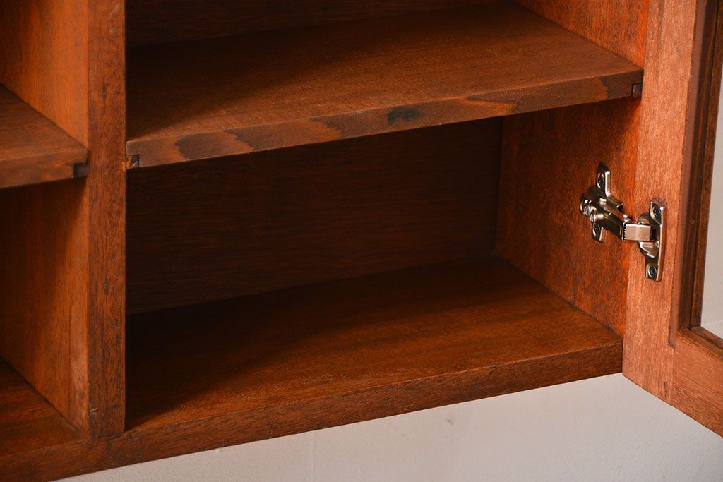 アンティーク家具　アンティーク　シンプルでナチュラルな縦型の壁掛け戸棚(2)