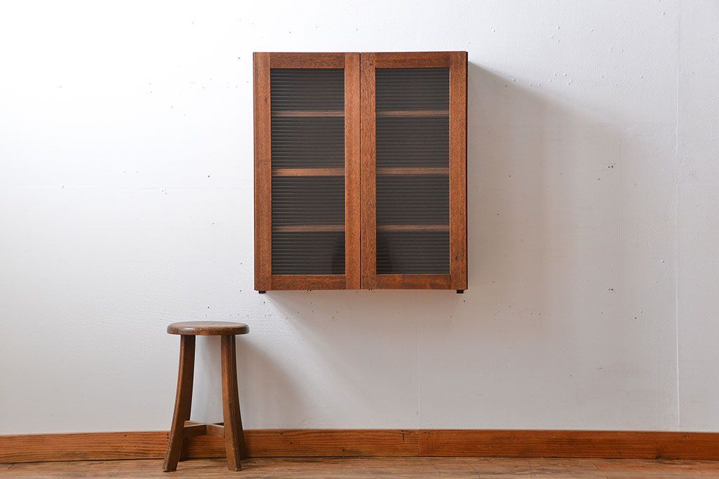 アンティーク家具　アンティーク　モールガラス入り!シンプルでナチュラルな縦型の壁掛け戸棚