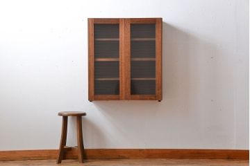 アンティーク家具　アンティーク　モールガラス入り!シンプルでナチュラルな縦型の壁掛け戸棚