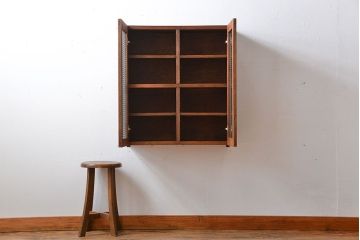 アンティーク家具　アンティーク　モールガラス入り!シンプルでナチュラルな縦型の壁掛け戸棚