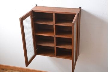 アンティーク家具　アンティーク　モールガラス入り!シンプルでナチュラルな縦型の壁掛け戸棚
