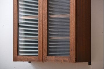 アンティーク家具　アンティーク　モールガラス入り!シンプルでナチュラルな縦型の壁掛け戸棚