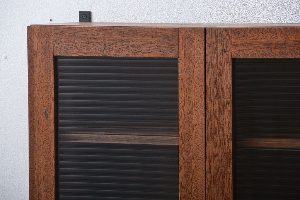 アンティーク家具　アンティーク　モールガラス入り!シンプルでナチュラルな縦型の壁掛け戸棚