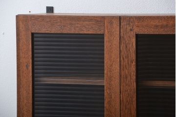 アンティーク家具　アンティーク　モールガラス入り!シンプルでナチュラルな縦型の壁掛け戸棚