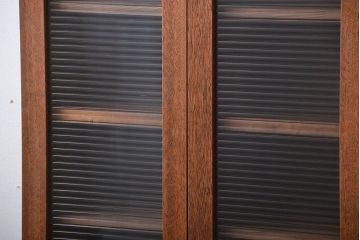 アンティーク家具　アンティーク　モールガラス入り!シンプルでナチュラルな縦型の壁掛け戸棚