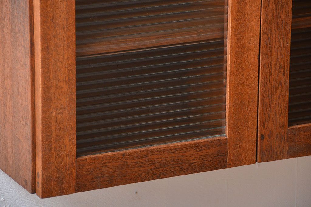 アンティーク家具　アンティーク　モールガラス入り!シンプルでナチュラルな縦型の壁掛け戸棚