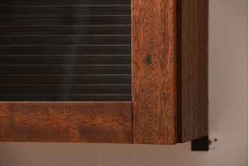 アンティーク家具　アンティーク　モールガラス入り!シンプルでナチュラルな縦型の壁掛け戸棚