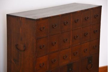 アンティーク家具　古民具・骨董　前板欅材の上質なアンティーク薬箪笥