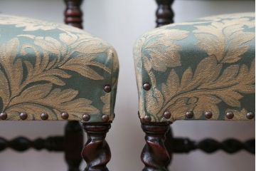 中古　イギリス製　オーク材の優雅なツイストレッグダイニングチェア2脚セット(1)